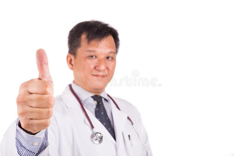 O médico masculino asiático amadurecido indica o polegar acima imagens de stock O médico masculino asiático amadurecido indica o polegar acima imagens de stock