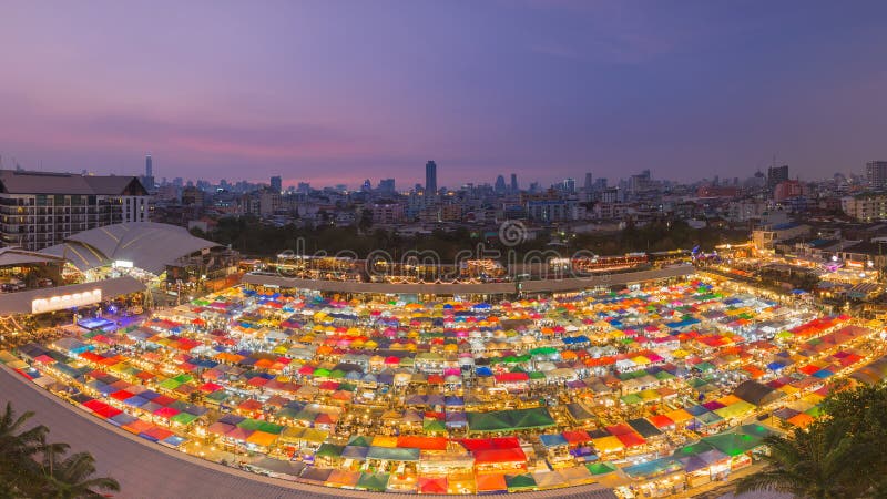 O múltiplo da opinião de Arial colore o telhado da feira da ladra da noite a imagens de stock O múltiplo da opinião de Arial colore o telhado da feira da ladra da noite a imagens de stock