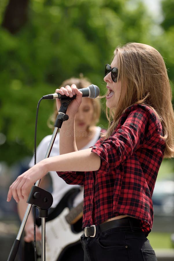 O músico novo canta no dia da música da rua imagens de stock O músico novo canta no dia da música da rua imagens de stock