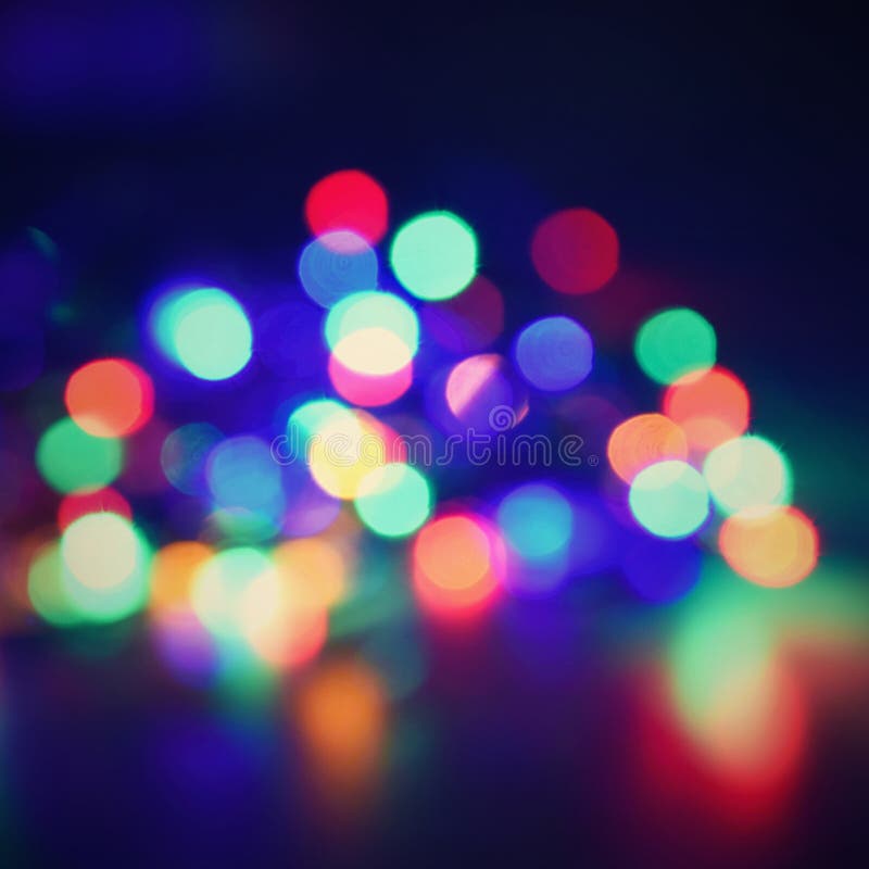 O Natal borrou luzes no fundo preto com espaço da cópia Reflexões coloridas abstratas dos bulbos em uma árvore de Natal imagem de stock O Natal borrou luzes no fundo preto com espaço da cópia Reflexões coloridas abstratas dos bulbos em uma árvore de Natal imagem de stock