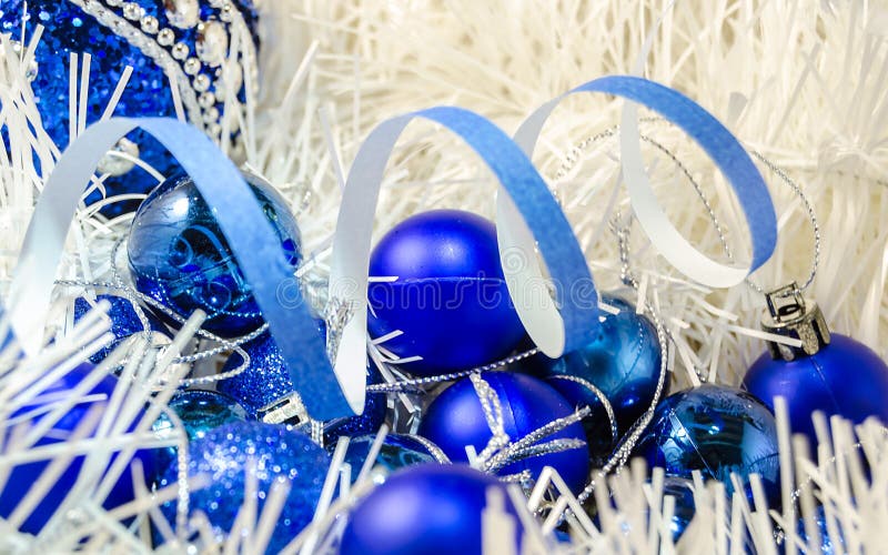 O Natal brinca bolas na decoração branca foto de stock O Natal brinca bolas na decoração branca foto de stock