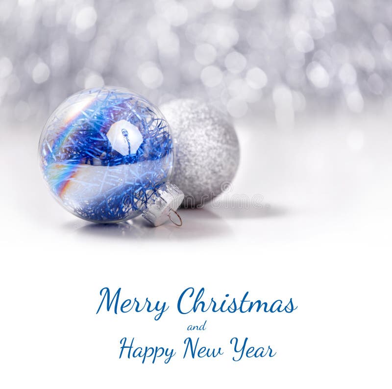 O Natal de prata e azul ornaments bolas no fundo do bokeh do brilho com espaço para o texto Cartão do Xmas e do ano novo feliz foto de stock royalty free O Natal de prata e azul ornaments bolas no fundo do bokeh do brilho com espaço para o texto Cartão do Xmas e do ano novo feliz foto de stock royalty free