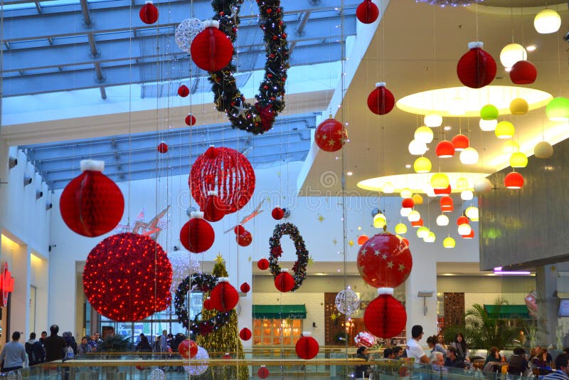 O Natal decorou o shopping imagens de stock royalty free O Natal decorou o shopping imagens de stock royalty free