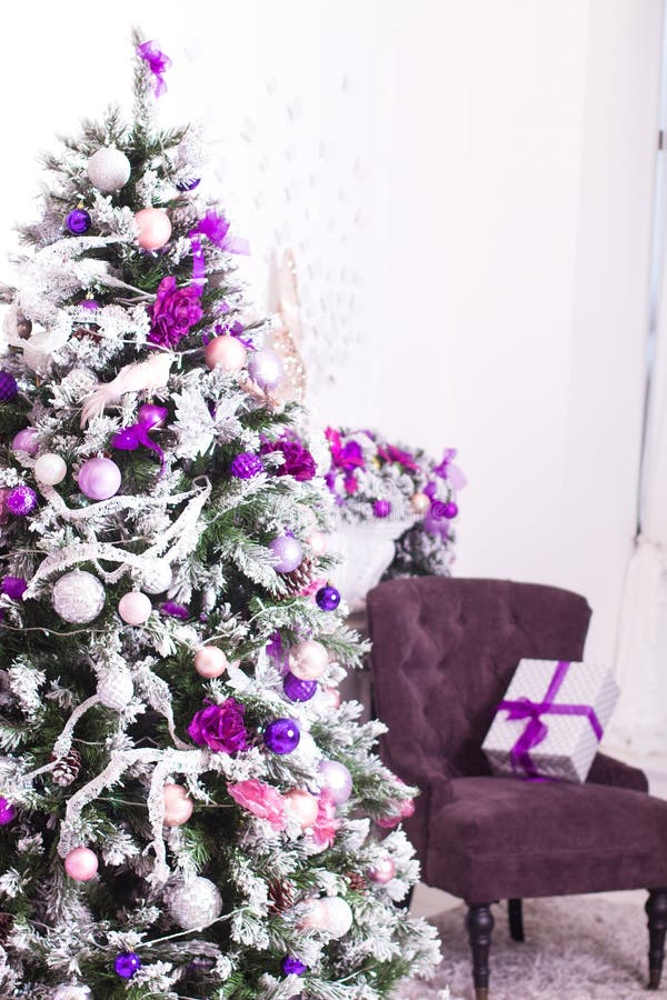 O Natal decorou a sala clara fotos de stock O Natal decorou a sala clara fotos de stock