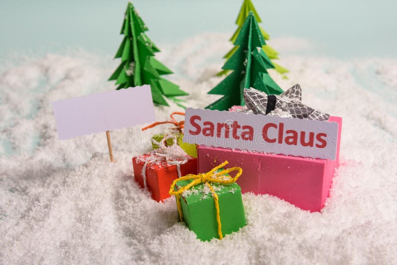 o natal se apresenta bem decorado com arcos e penas na neve ver a partir de cima imagens de stock royalty free o natal se apresenta bem decorado com arcos e penas na neve ver a partir de cima imagens de stock royalty free