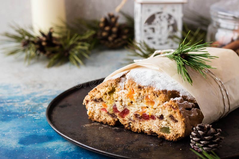 O Natal tradicional stollen com frutos secos e frutos cristalizados fotografia de stock royalty free O Natal tradicional stollen com frutos secos e frutos cristalizados fotografia de stock royalty free