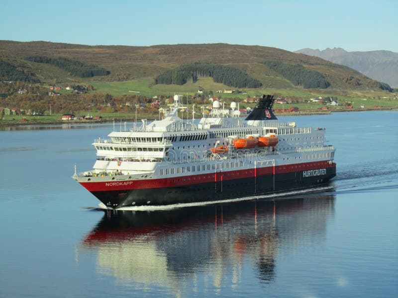 O norueguês do navio hurtigruten o fiorde de cruzamento