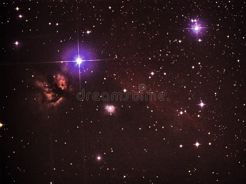 O observig das estrelas do céu noturno sobre horas da constelação de Orion do telesocpe dirige e arde nebulosa fotos de stock O observig das estrelas do céu noturno sobre horas da constelação de Orion do telesocpe dirige e arde nebulosa fotos de stock