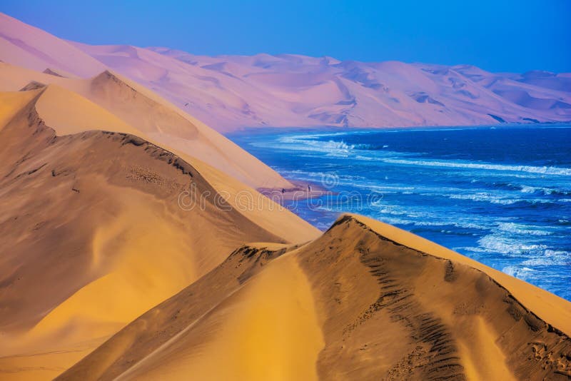 O Oceano Atlântico, dunas de areia moventes, Namíbia