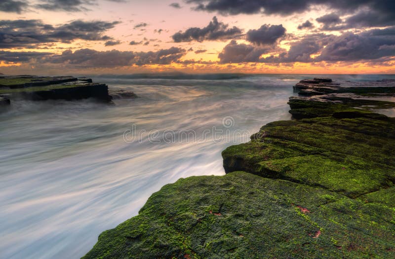 O oceano flui em Turrimetta fotografia de stock O oceano flui em Turrimetta fotografia de stock