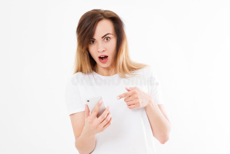 O olhar chocado no telefone, retrato surpreendeu a moça, mulher que olha o smartphone considerando más notícias ou fotos com emoç imagens de stock O olhar chocado no telefone, retrato surpreendeu a moça, mulher que olha o smartphone considerando más notícias ou fotos com emoç imagens de stock