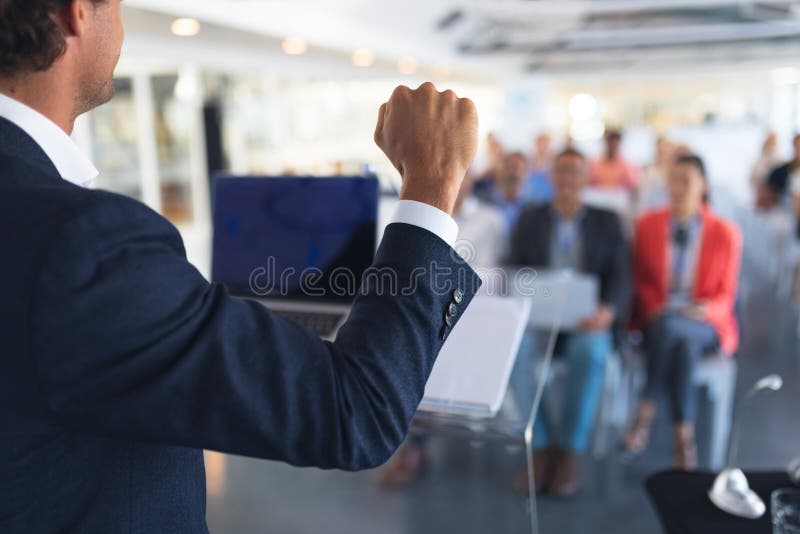 O orador masculino fala em um seminário de negócios fotos de stock royalty free O orador masculino fala em um seminário de negócios fotos de stock royalty free