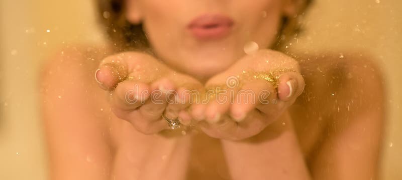 O ouropel dourado é fundido longe das mãos do ` s da noiva imagens de stock royalty free O ouropel dourado é fundido longe das mãos do ` s da noiva imagens de stock royalty free