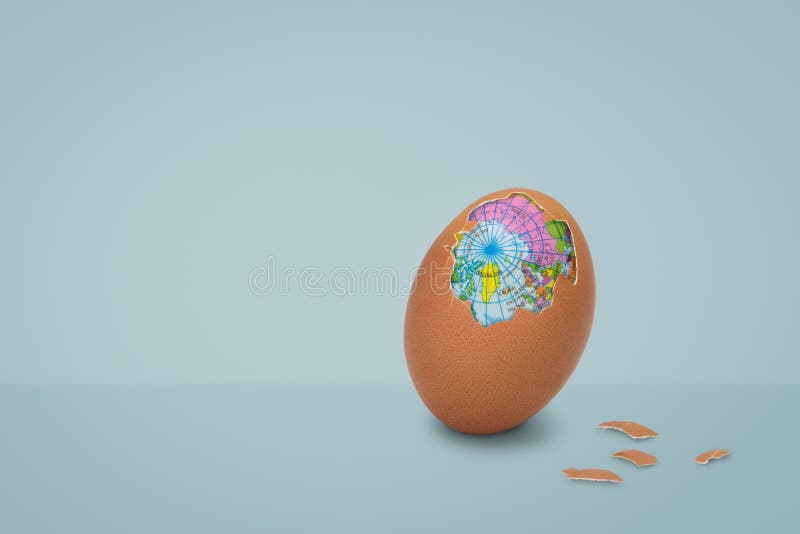 O ovo descascado tem um globo para dentro Páscoa imagens de stock royalty free O ovo descascado tem um globo para dentro Páscoa imagens de stock royalty free