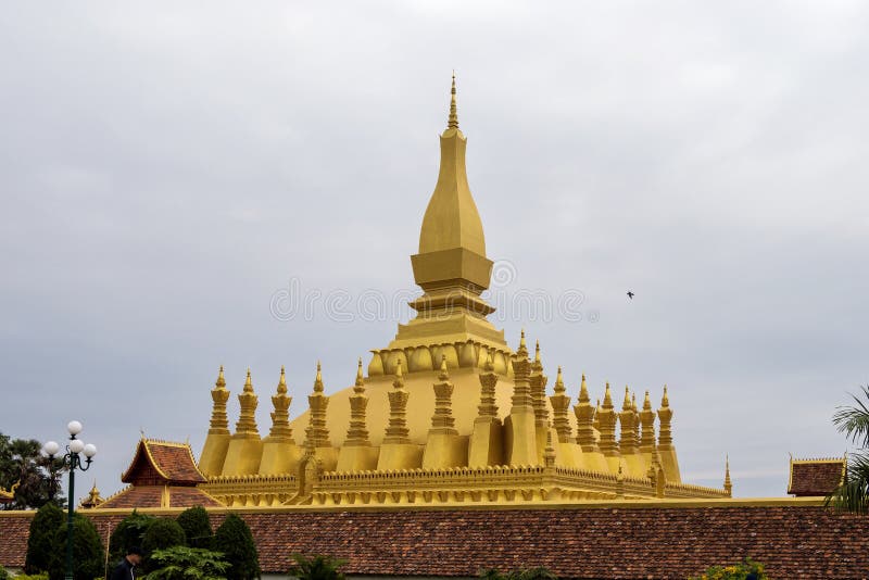 O pagode dourado em Wat Pha That Luang Temple em Vientiane, Laos imagem de stock O pagode dourado em Wat Pha That Luang Temple em Vientiane, Laos imagem de stock