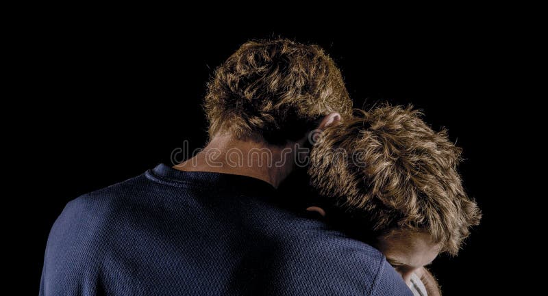 O pai abraça o filho novo após o argumento imagens de stock O pai abraça o filho novo após o argumento imagens de stock