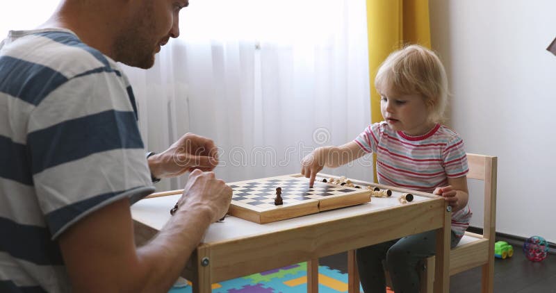 O Paizinho E O Filho Jogam a Xadrez Em Um Clube De Xadrez Filme