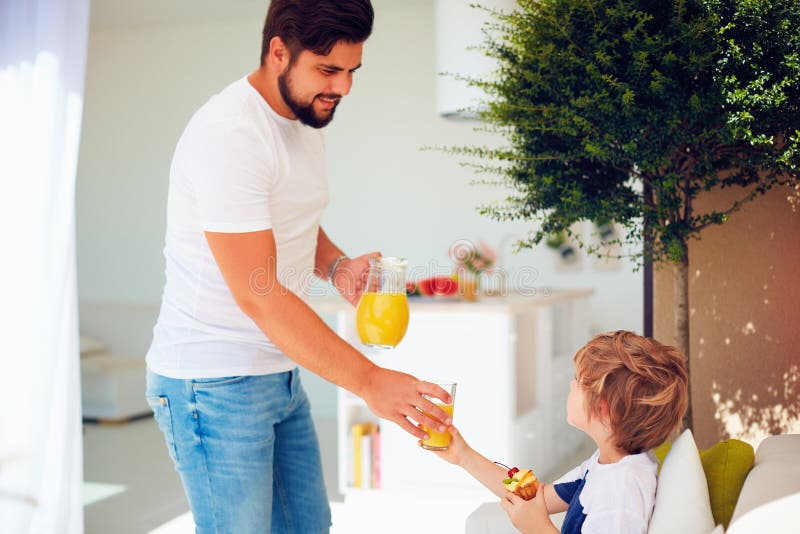 Pai e filho comem sobremesa com sementes de chia e mangas à beira