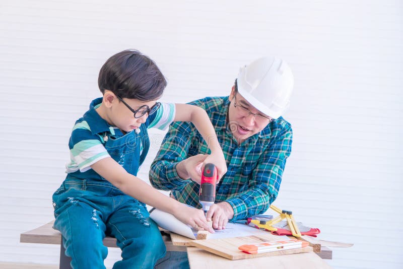 Família Americana Feliz Que Joga Com Construtor Em Casa Mãe E Pai Que  Ajudam a Construir a Construção Com Tijolos Imagem de Stock - Imagem de  menino, lazer: 132681749