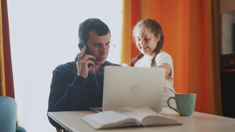 Duas Meninas No Sofá à Noite Com Uma Rede Digital De Tablet. Jogos Online  De Sonho Infantil a Conceito. Filhas Filme - Vídeo de junto, computador:  214846162