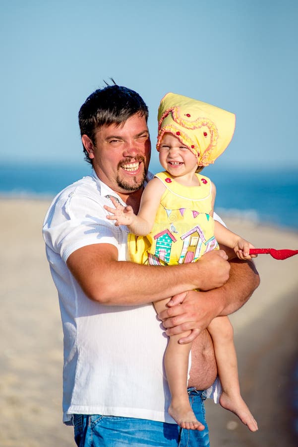 O paizinho anda com sua filha imagem de stock O paizinho anda com sua filha imagem de stock