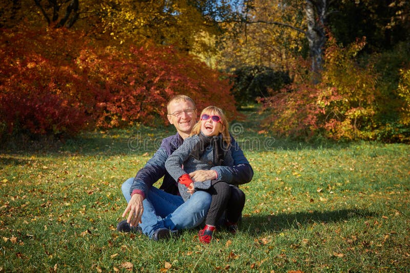 O paizinho joga com sua filha no parque fotos de stock O paizinho joga com sua filha no parque fotos de stock