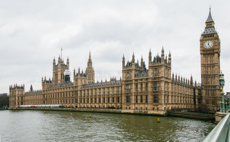 Casas Do Parlamento E Estátua Do Rei Ricardo Coração De Leão, No Bairro De  Westminster - Dia Ensolarado Com Muitos Detalhes Arquitetônicos Foto  Royalty Free, Gravuras, Imagens e Banco de fotografias. Image