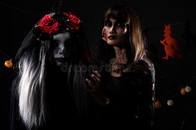 Menina Possuída Pelo Diabo Olha Para Você Fora Escuridão fotos, imagens de  © YAYImages #263310978