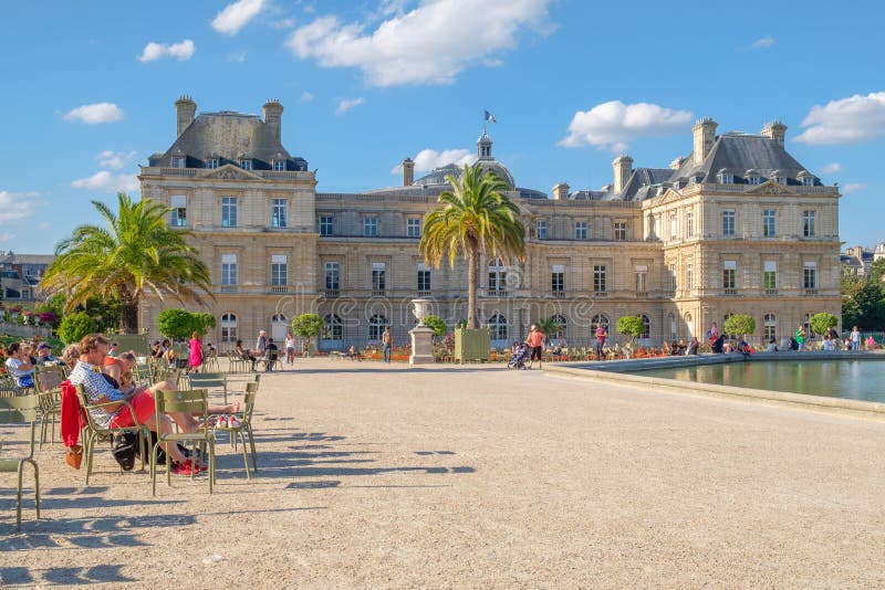 O palácio de Luxemburgo em um dia de verão bonito em Paris imagens de stock O palácio de Luxemburgo em um dia de verão bonito em Paris imagens de stock