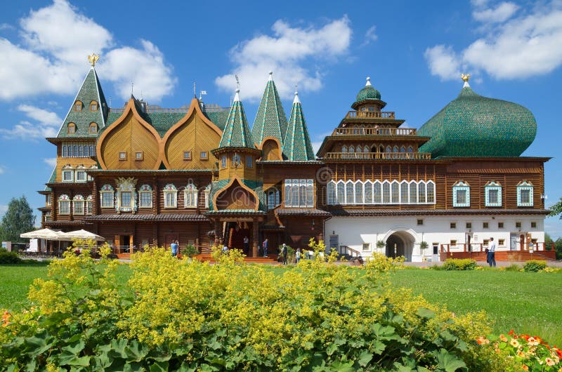 O palácio do czar Alexei Mikhailovich em Kolomenskoye, Moscou, Rússia imagens de stock O palácio do czar Alexei Mikhailovich em Kolomenskoye, Moscou, Rússia imagens de stock