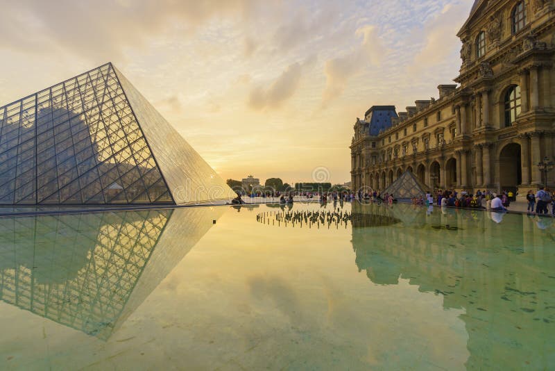 O palácio do Louvre e a pirâmide imagem de stock royalty free