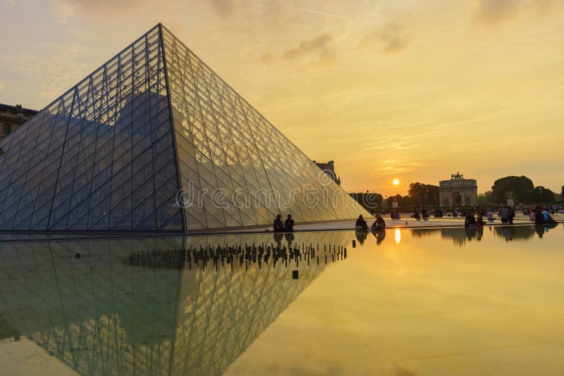 O palácio do Louvre e a pirâmide fotos de stock