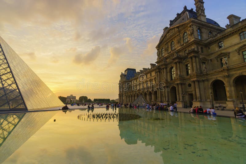 O palácio do Louvre e a pirâmide imagem de stock royalty free