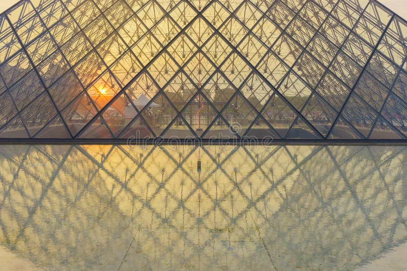 O palácio do Louvre e a pirâmide imagens de stock royalty free