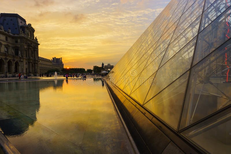 O palácio do Louvre e a pirâmide foto de stock