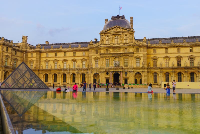 O palácio do Louvre e a pirâmide imagem de stock