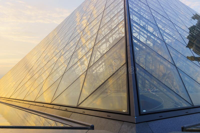 O palácio do Louvre e a pirâmide fotos de stock
