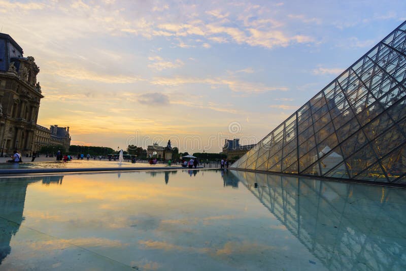 O palácio do Louvre e a pirâmide foto de stock royalty free