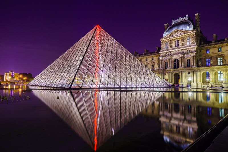O palácio do Louvre e a pirâmide imagens de stock royalty free