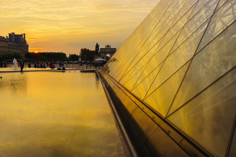 O palácio do Louvre e a pirâmide fotografia de stock