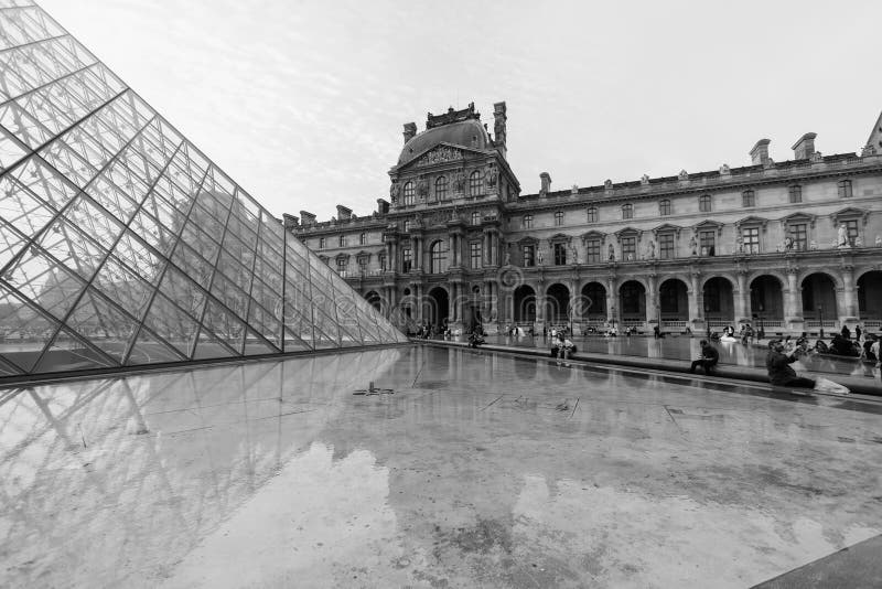 O palácio do Louvre e a pirâmide fotografia de stock