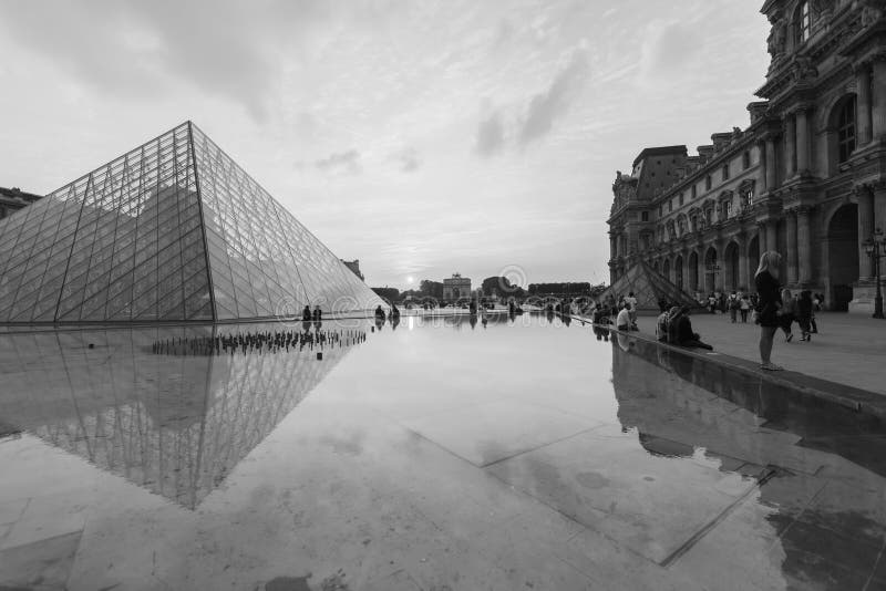 O palácio do Louvre e a pirâmide foto de stock royalty free