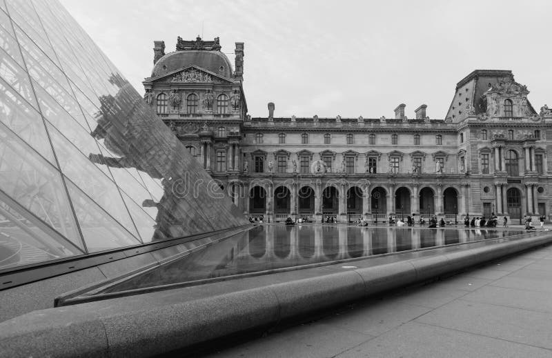 O palácio do Louvre e a pirâmide fotos de stock