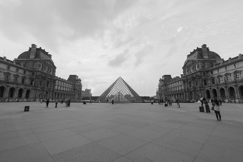 O palácio do Louvre e a pirâmide fotos de stock