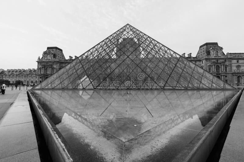 O palácio do Louvre e a pirâmide imagens de stock