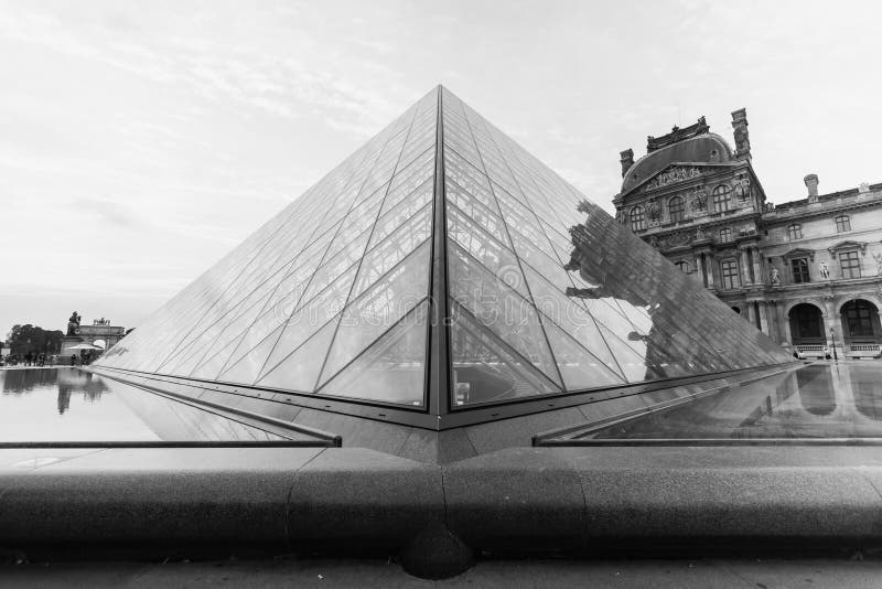 O palácio do Louvre e a pirâmide fotografia de stock royalty free