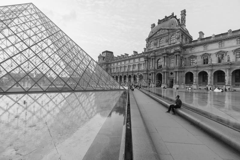 O palácio do Louvre e a pirâmide foto de stock royalty free