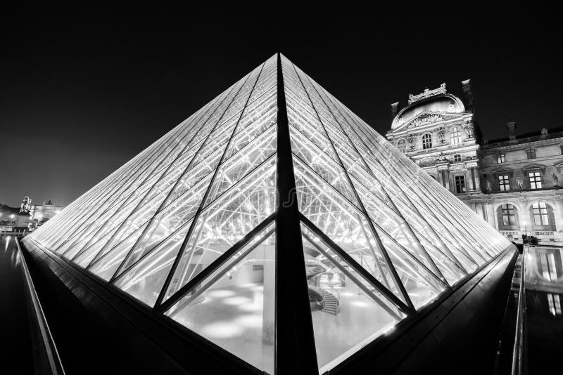 O Palácio do Louvre e a Pirâmide imagens de stock royalty free