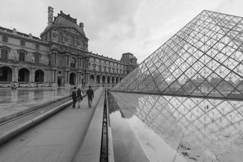 O palácio do Louvre e a pirâmide fotos de stock royalty free