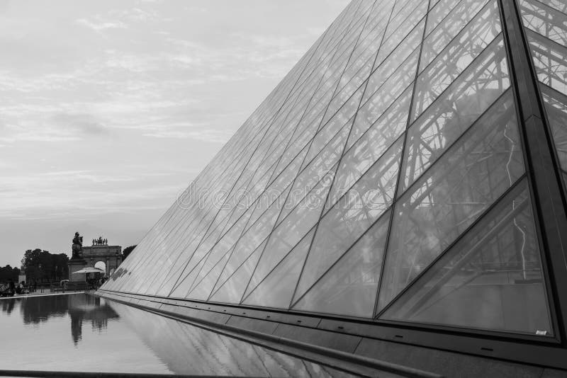 O palácio do Louvre e a pirâmide imagens de stock royalty free